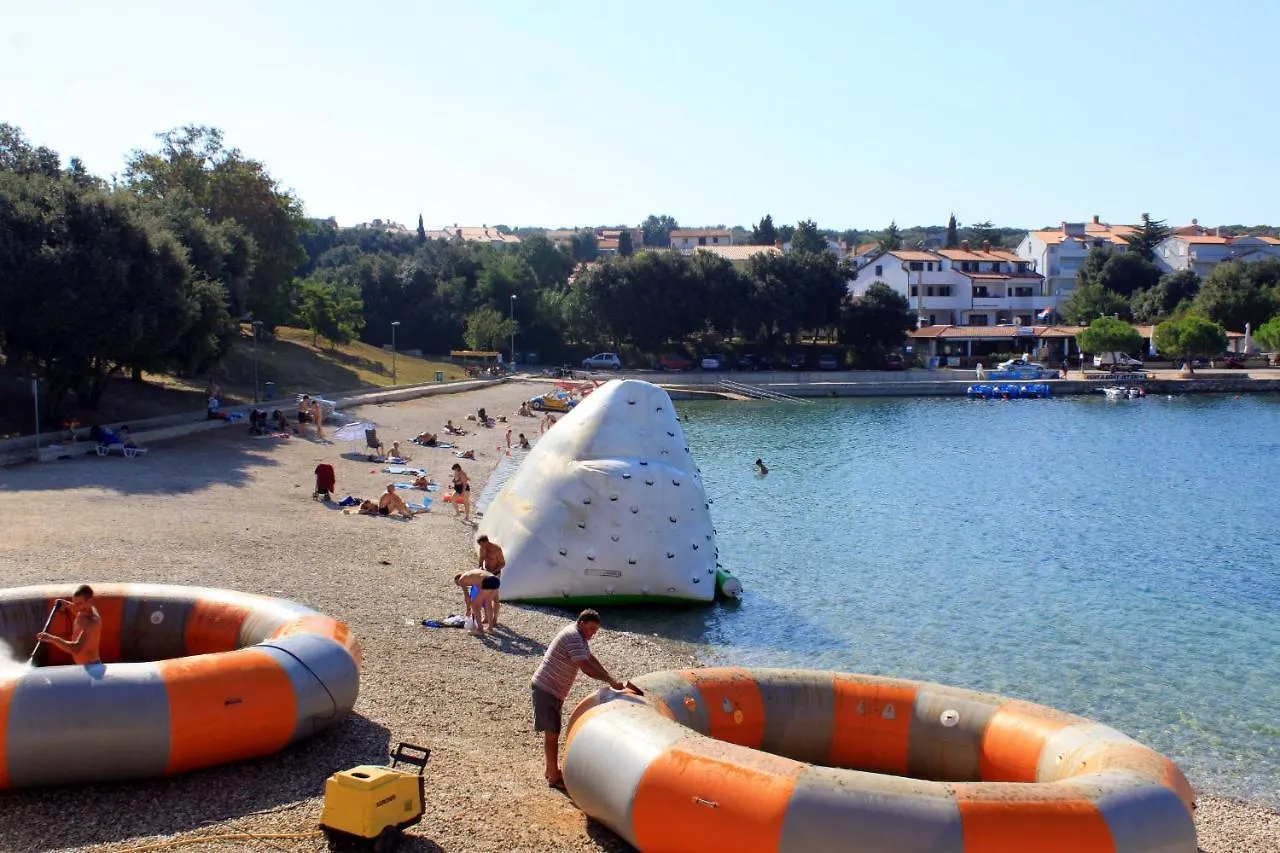 Apartments With A Parking Space Pjescana Uvala, Pula - 7349