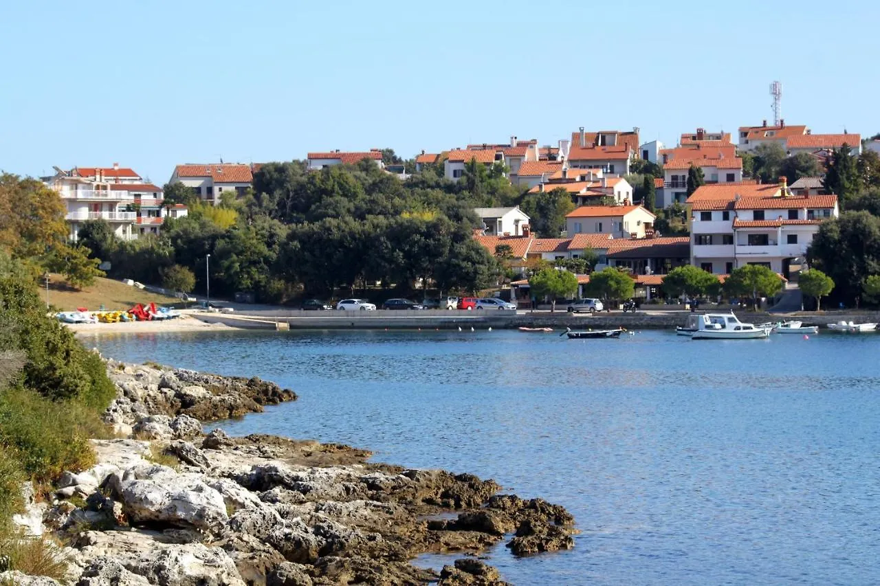Apartments With A Parking Space Pjescana Uvala, Pula - 7349